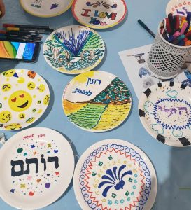 ציור על צלחות פורצלן בקיבוץ כפר מסריק